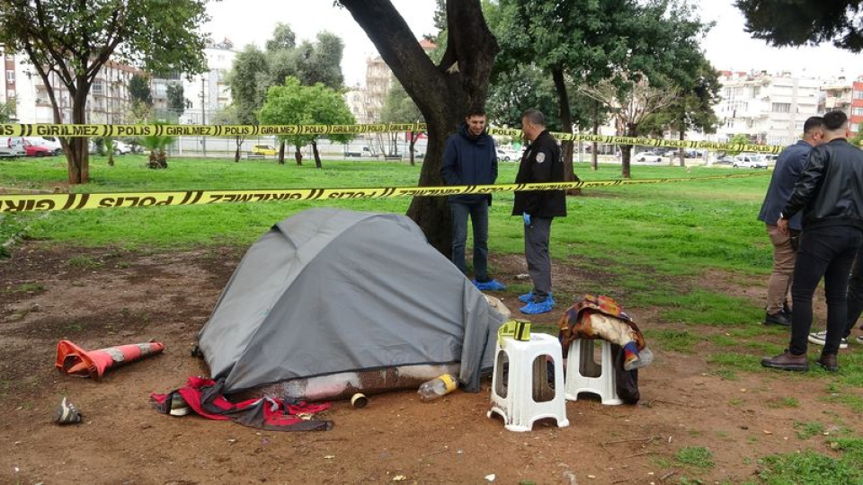 Parkta kurduğu çadırda ölü bulundu