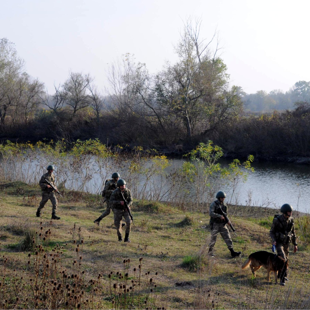 Organizatör, kaçak göçmenlerin arasına saklandı!
