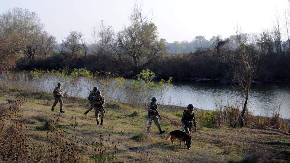 Organizatör, kaçak göçmenlerin arasına saklandı!