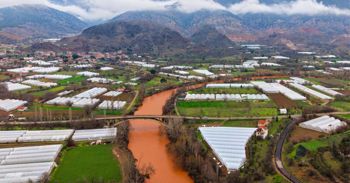 Yağış sonrası Sakarya kahverengi oldu