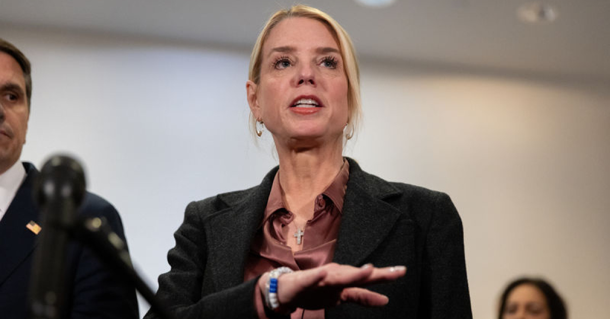 Donald Trump Adalet Bakanı Pam Bondi'yigörevden aldı