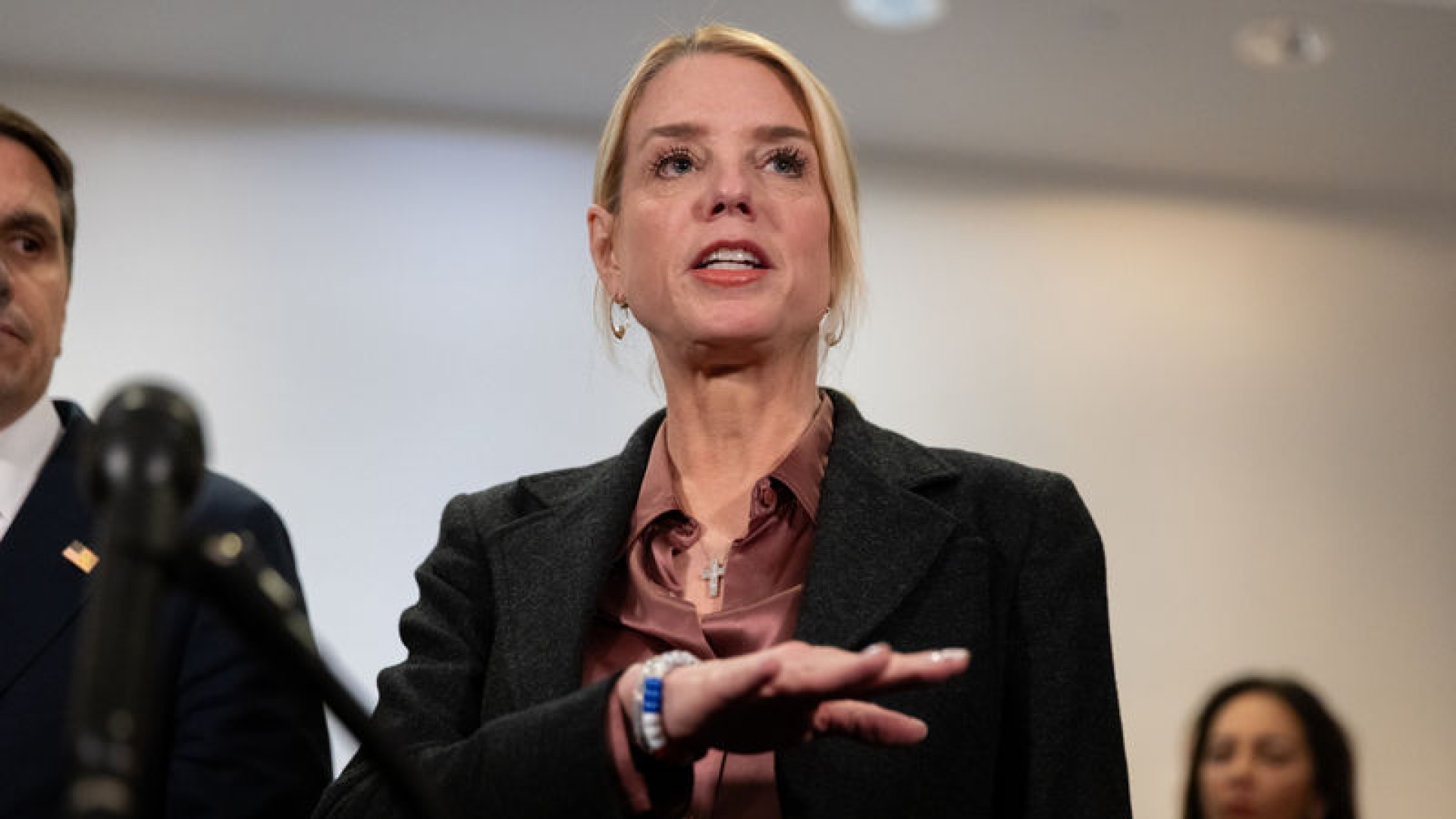 Donald Trump, Adalet Bakanı Pam Bondi'yi Görevden Aldığını Duyurdu