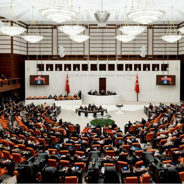 Doğum izni düzenlemesi komisyondan geçti