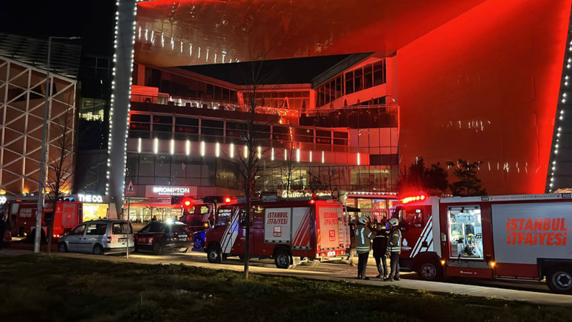 Kağıthane'de AVM'de Çıkan Yangın İtfaiye Ekiplerince Söndürülüyor
