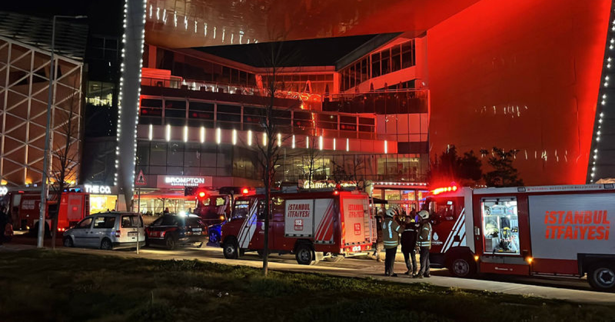 Kağıthane'de AVM Yangını Tahliye Olup Alevi Söndürdüler