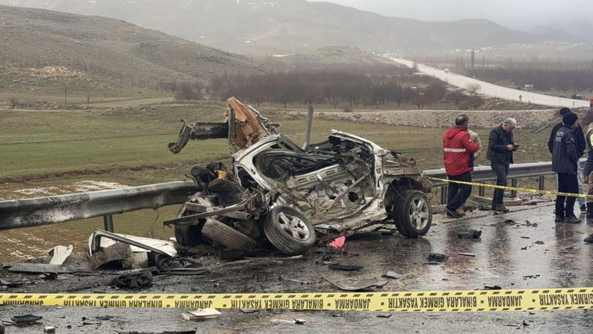 Malatya'da TIR ile çarpışan otomobil hurdaya döndü! 3 ölü, 1 yaralı | Son dakika haberleri