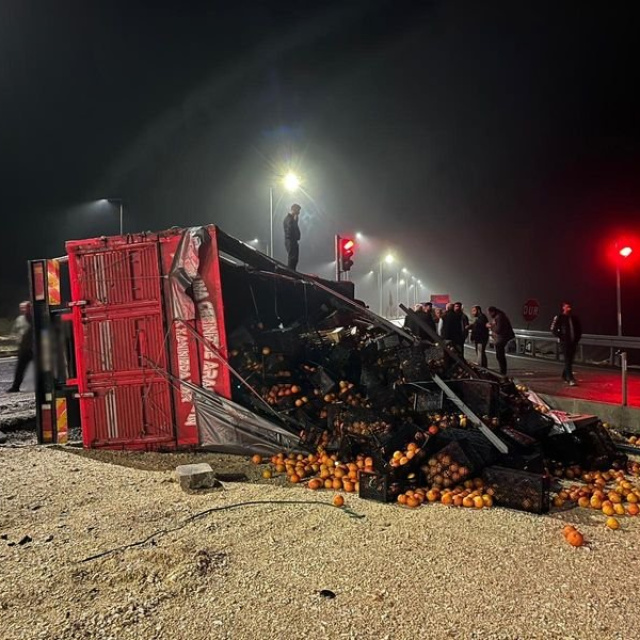 TIR 2 minibüsle çarpıştı: 5 yaralı