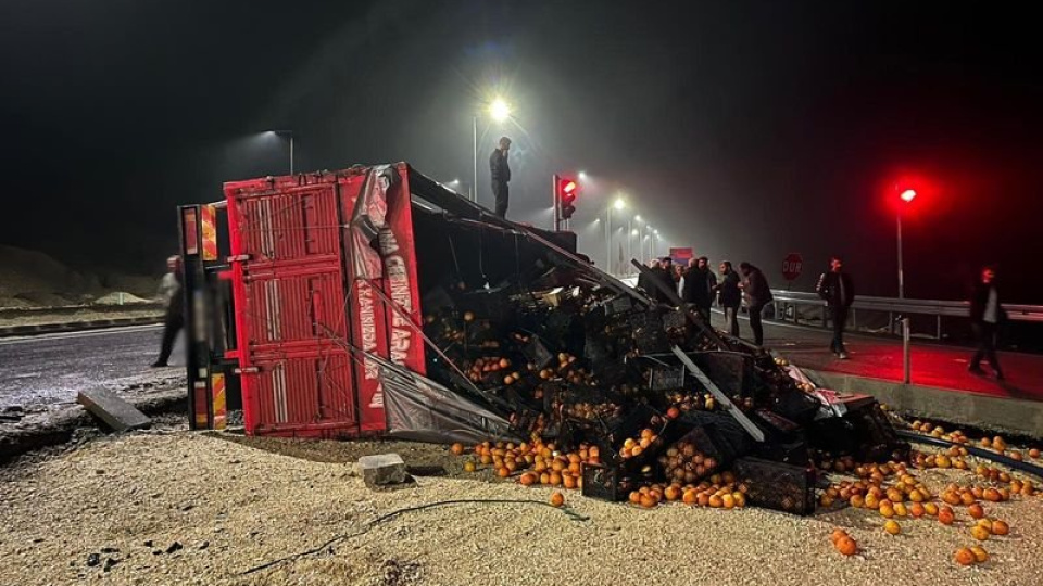 TIR 2 minibüsle çarpıştı: 5 yaralı