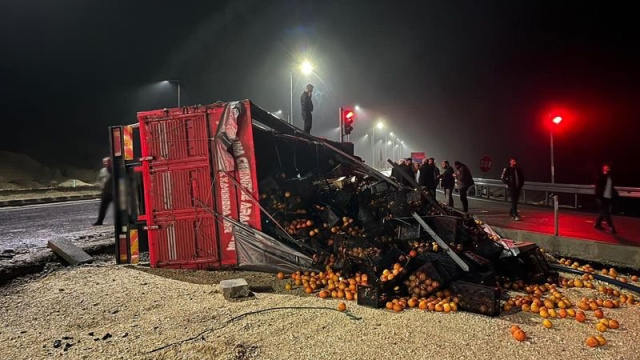 TIR 2 minibüsle çarpıştı: 5 yaralı