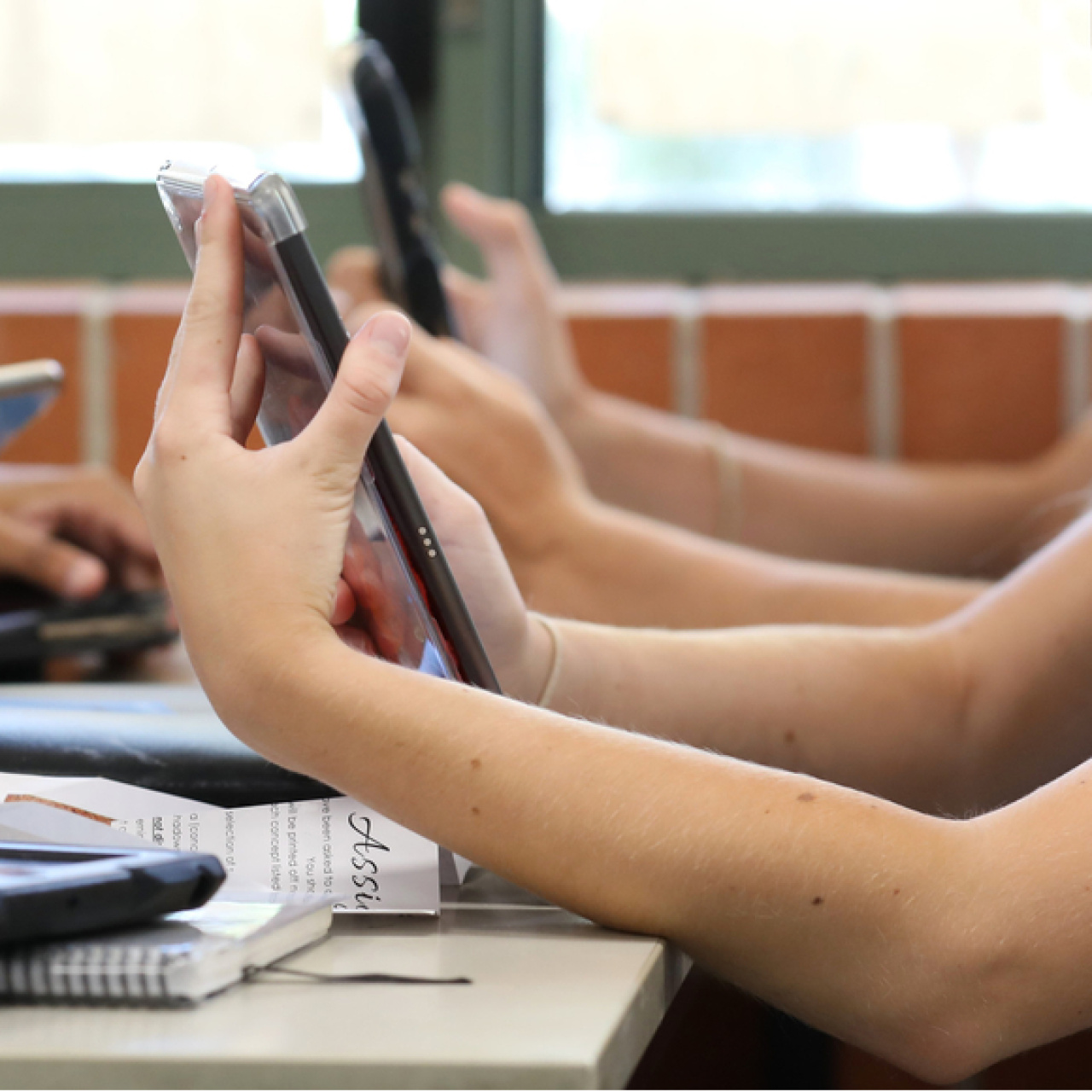 Sosyal medyaya 15 yaş düzenlemesi komisyondan geçti