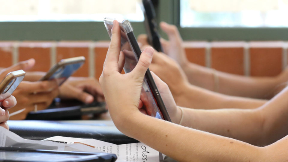 Sosyal medyaya 15 yaş düzenlemesi komisyondan geçti