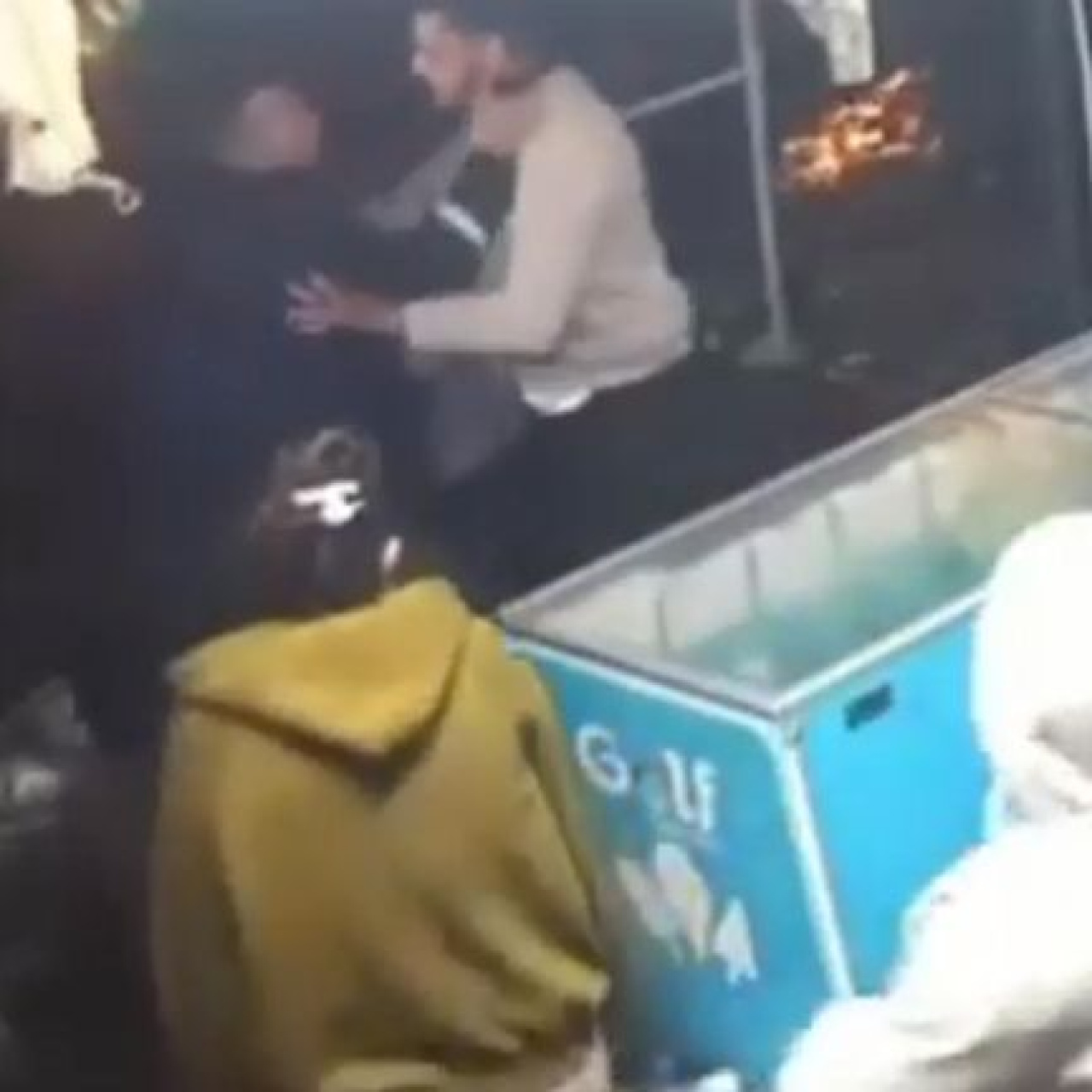 Bakkalda bıçaklı kavga: 1 ölü