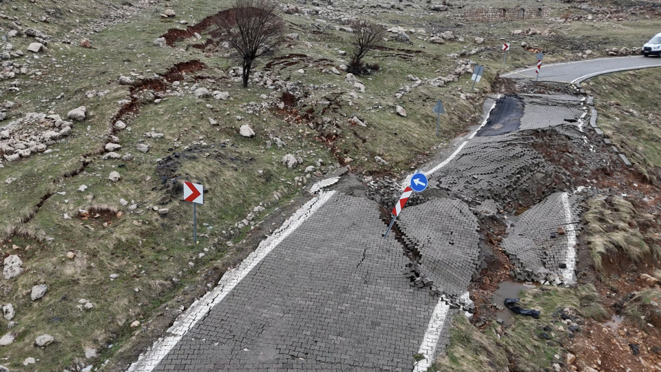 Nemrut Dağı'nda göçük! Yol kapandı!