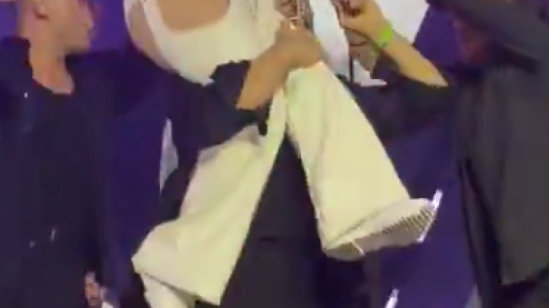 Ece Seçkin'in sahne tarzı güdndem oldu - Magazin haberleri