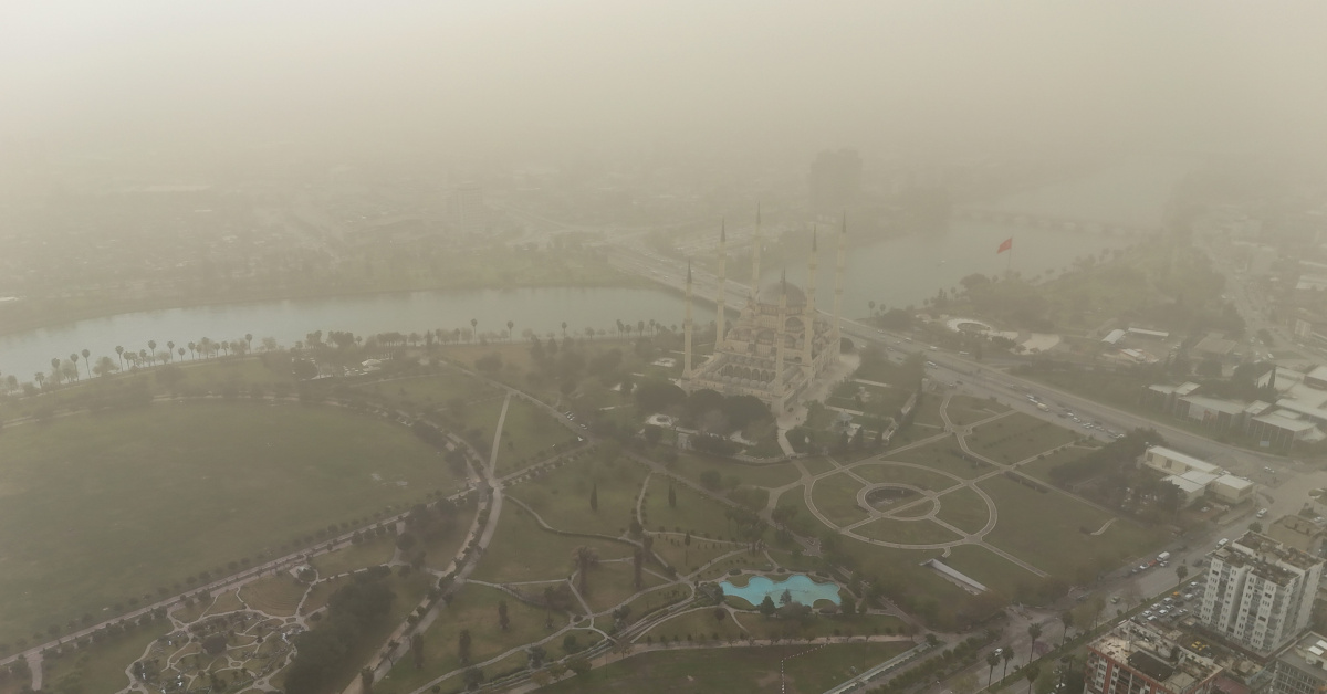 Adana'dayoğun çöl tozu rüzgarla girdi
