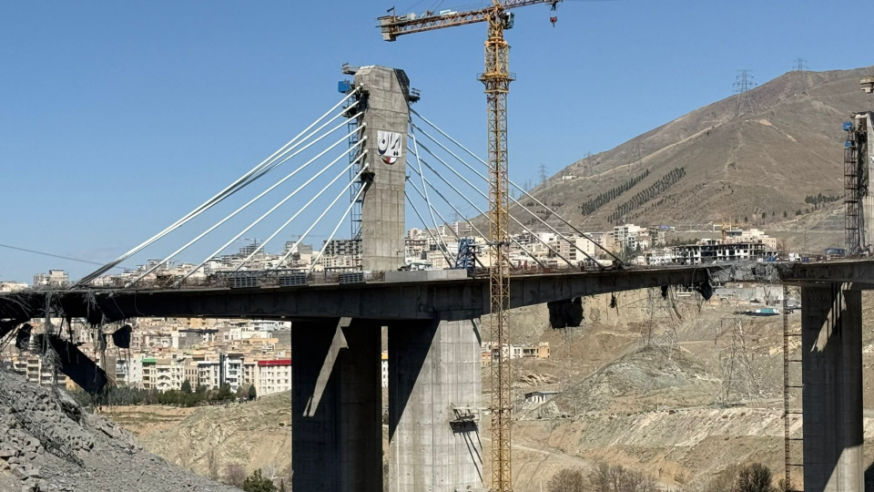 İran'ın en büyük köprüsü vuruldu