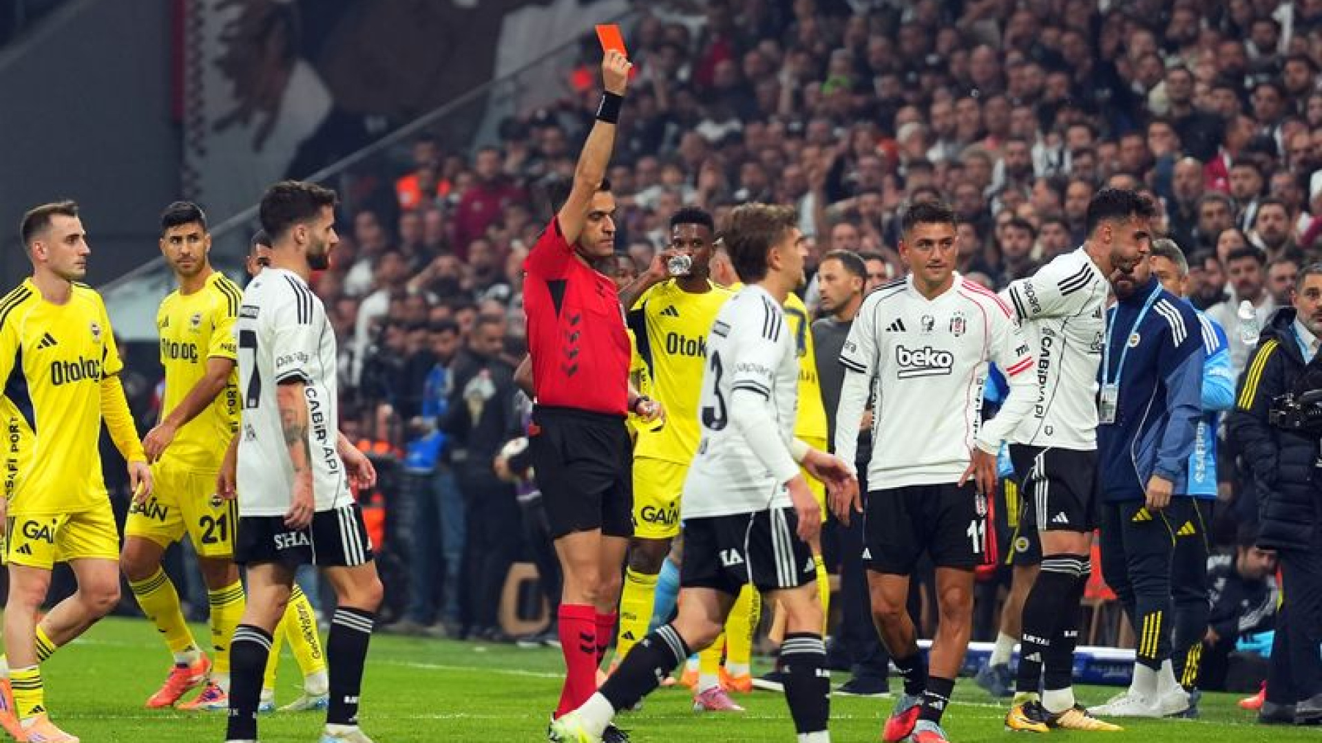 Fenerbahçe-Beşiktaş Derbilerinde Kart Sayıları Şaşırtıyor: Siyah-Beyazlılar Daha Hırçın