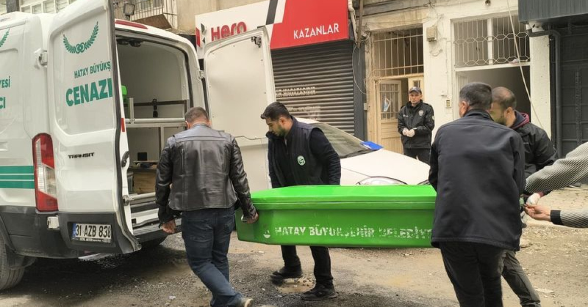 Yaşlı adam evinde bıçaklanmış halde öldürüldü