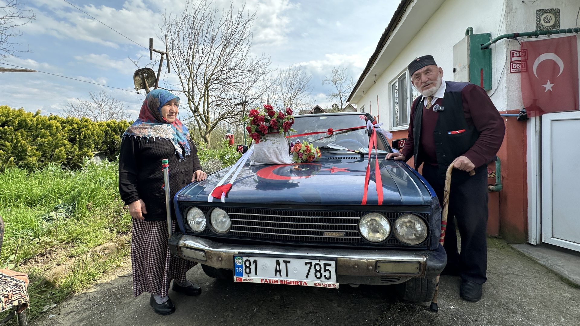 86 yaşında! Eşi için araba süsledi, şiir yazdı