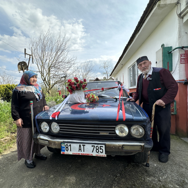 86 yaşında! Eşi için araba süsledi, şiir yazdı