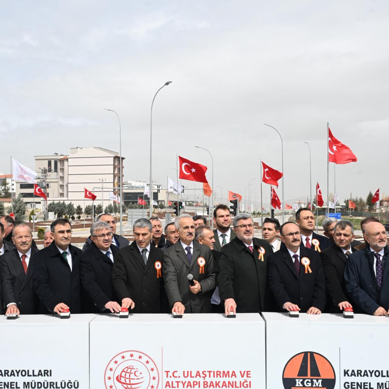 "Çay–Karaadilli kesiminin bölünmüş yol haline getirilmesi için çalışmalara başlıyoruz”