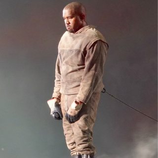 Konseri durdurup ekibine küfür etti