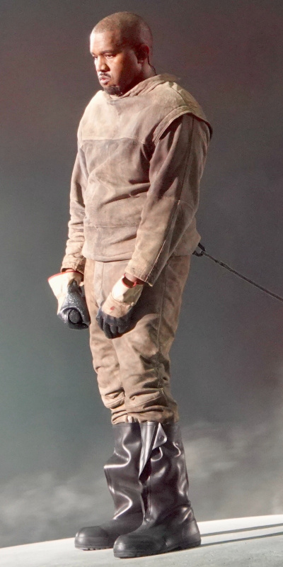 Konseri durdurup ekibine küfür etti