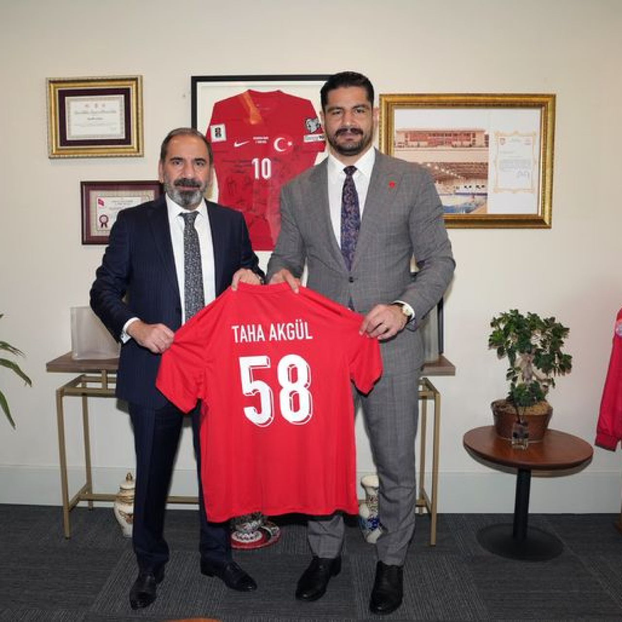 Taha Akgül'den, Mecnun Otyakmaz'a ziyaret!