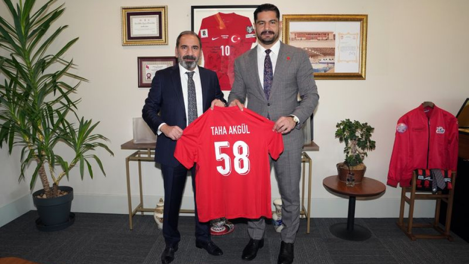 Taha Akgül'den, Mecnun Otyakmaz'a ziyaret!