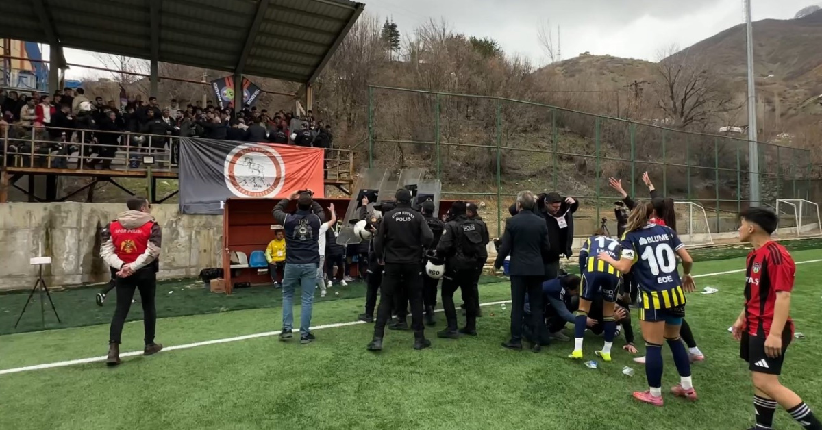 Fenerbahçe maçı sırasında teknik direktöre saldırı