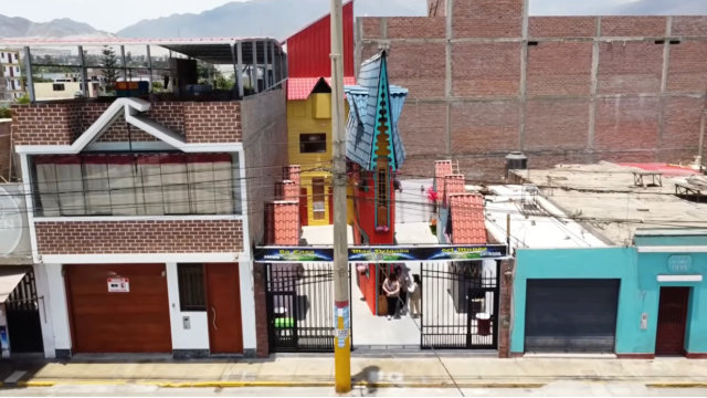 Dünyanın 'en dar' evini inşa etti!