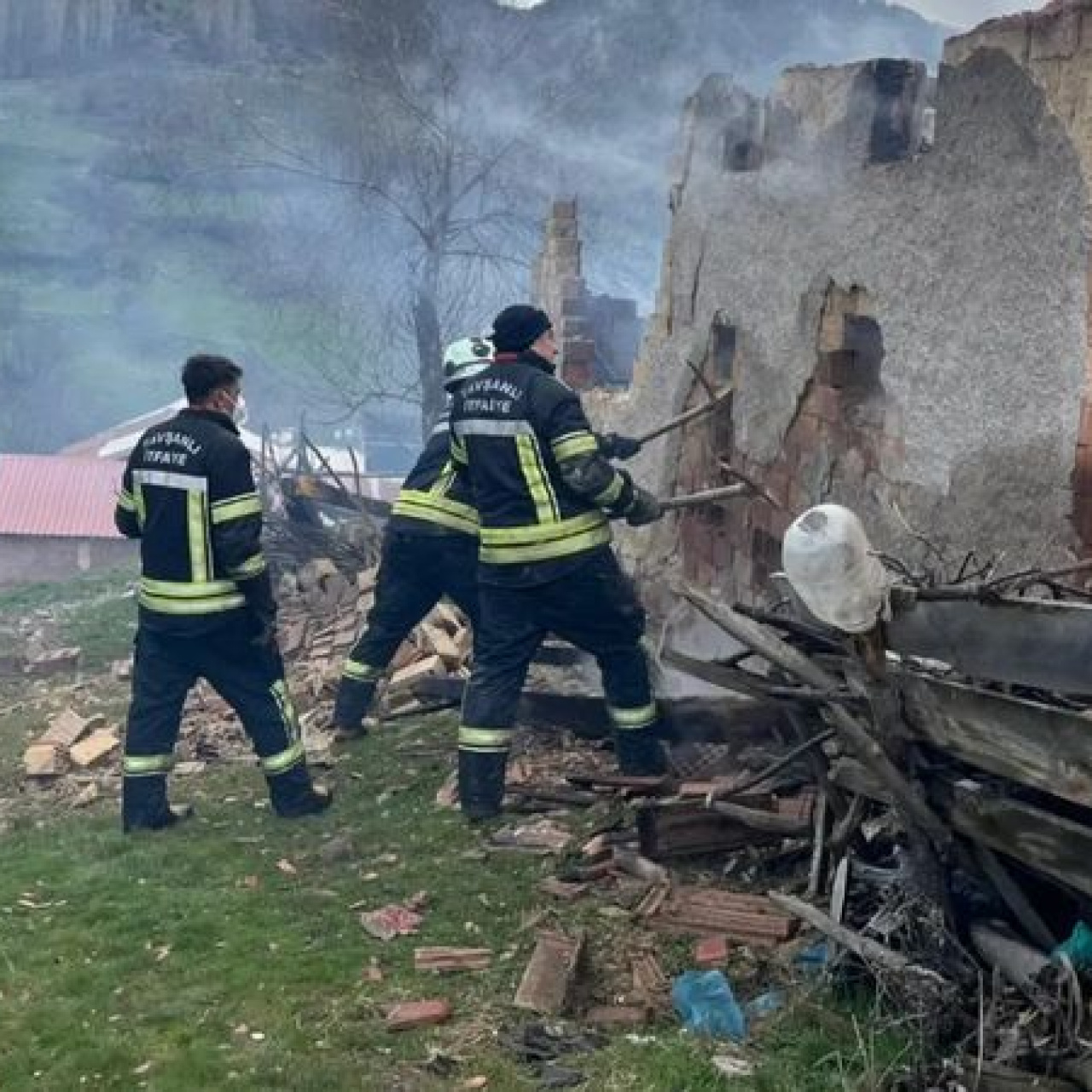 Evde çıkan yangında can verdi 