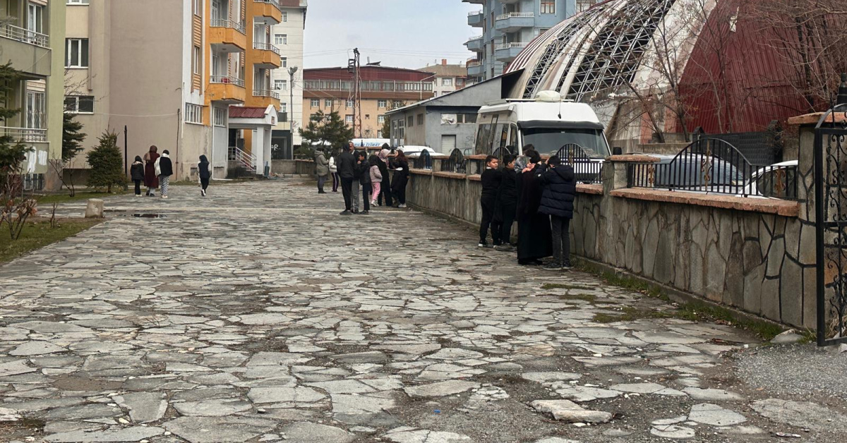 Van'da 5.2 büyüklüğündeki deprem meydana geldi