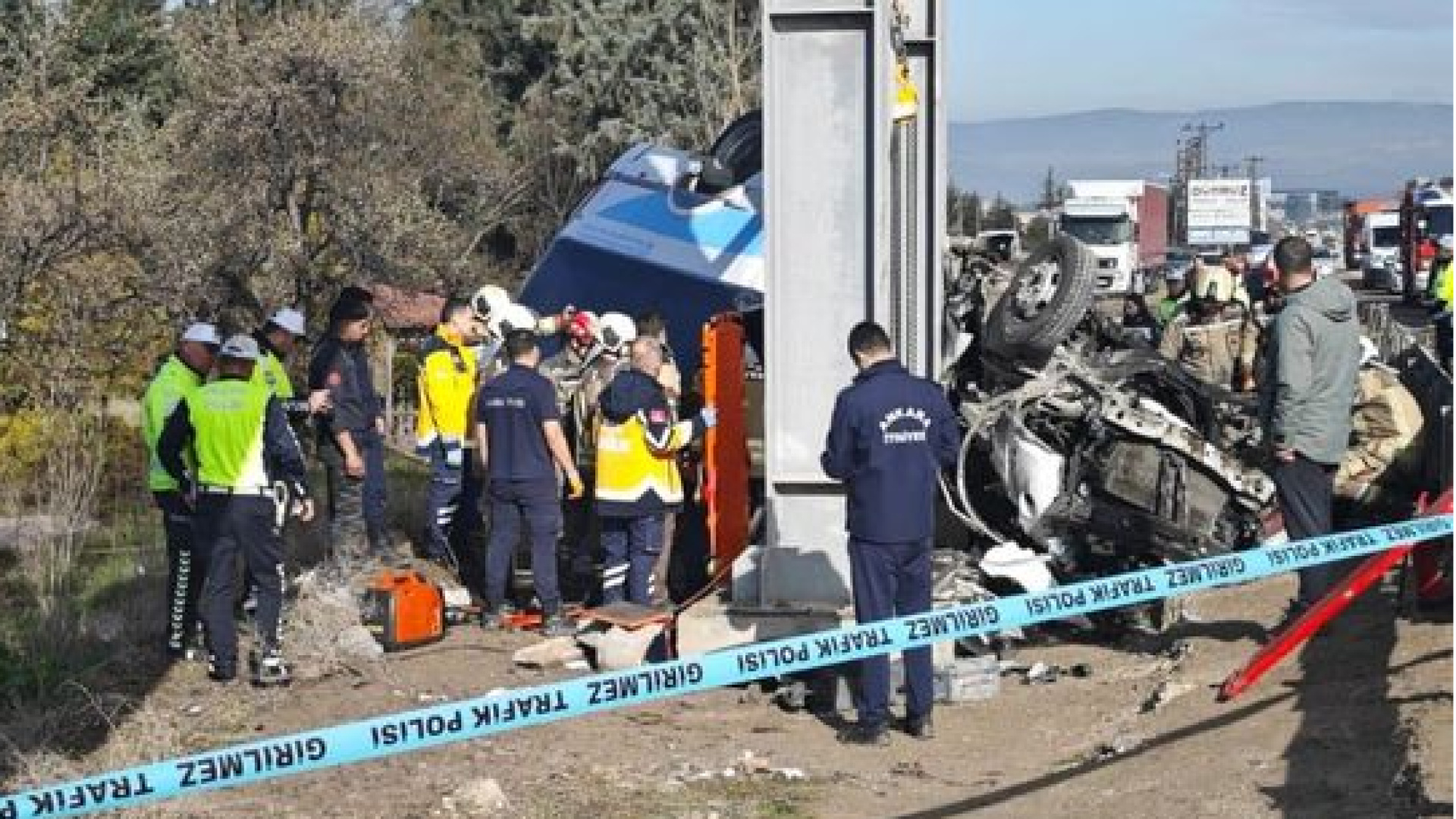 SON DAKİKA: Ankara'da özel halk otobüsü üst geçide…