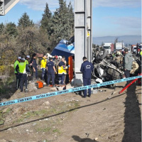 Özel halk otobüsü üst geçide çarptı: 5 ölü, 14 yaralı!
