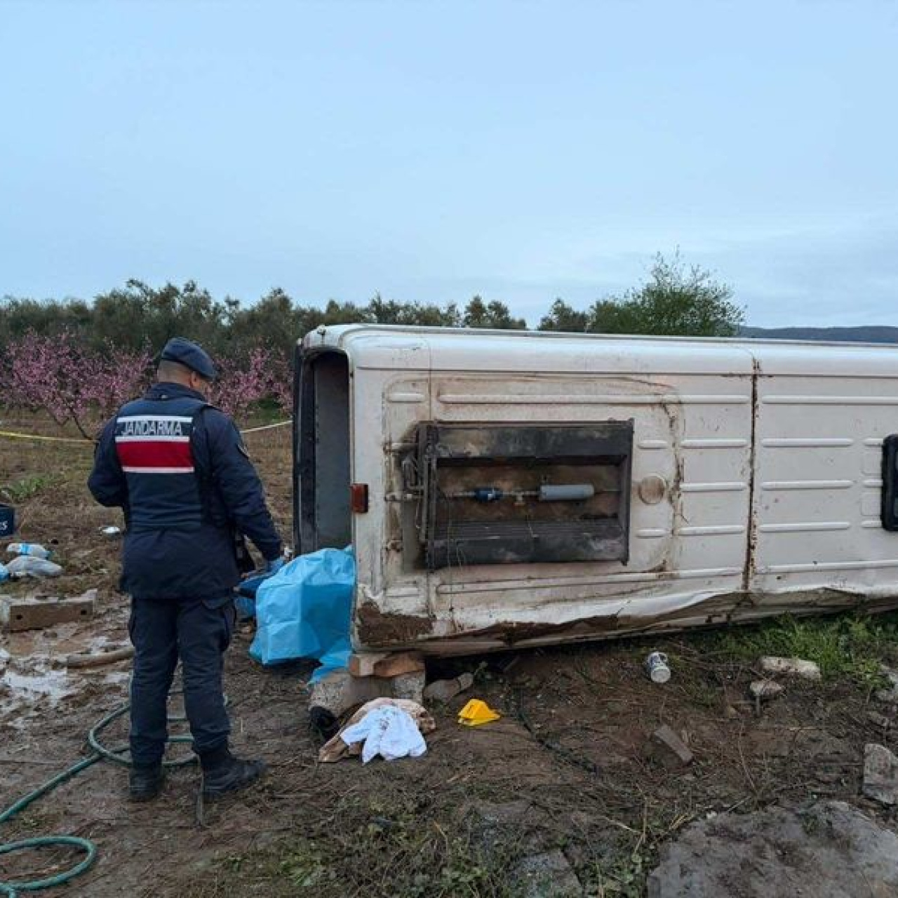 Minibüs takla attı: 1 ölü,12 yaralı