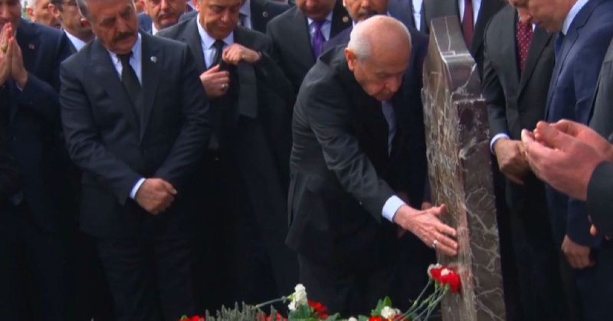 Bahçeli, Türkeş'inkabrini ziyaret ediyor