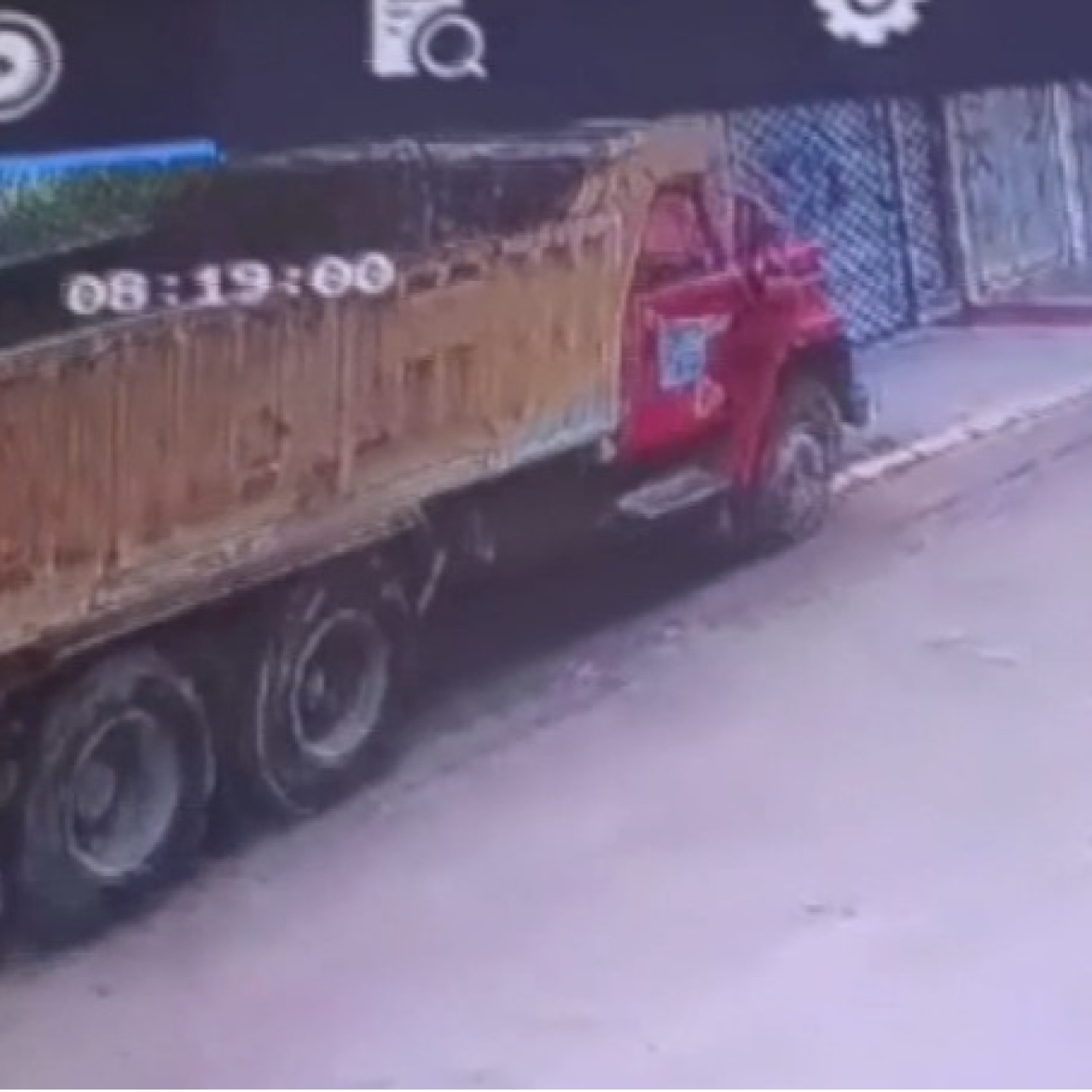 Freni boşalan kamyonun altında kaldı!