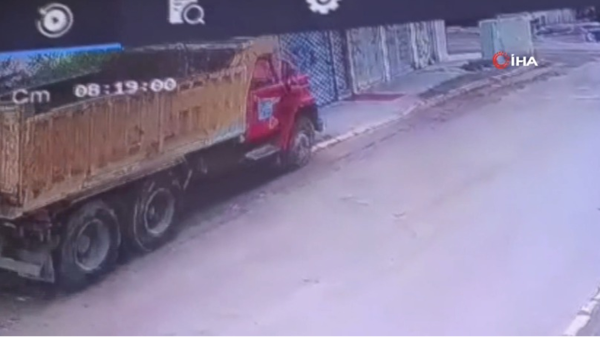 Freni boşalan kamyon dehşet saçtı: Yaşlı adamı ezdiği anlar kamerada