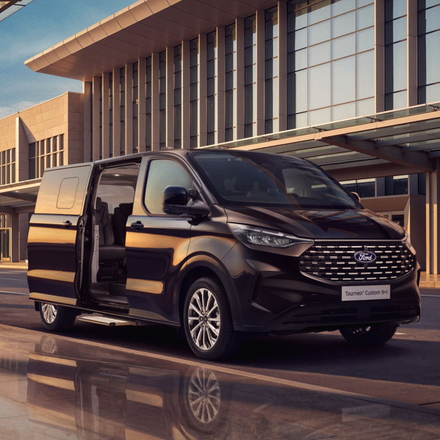 Tourneo Custom'a 9+1 seçeneği geldi