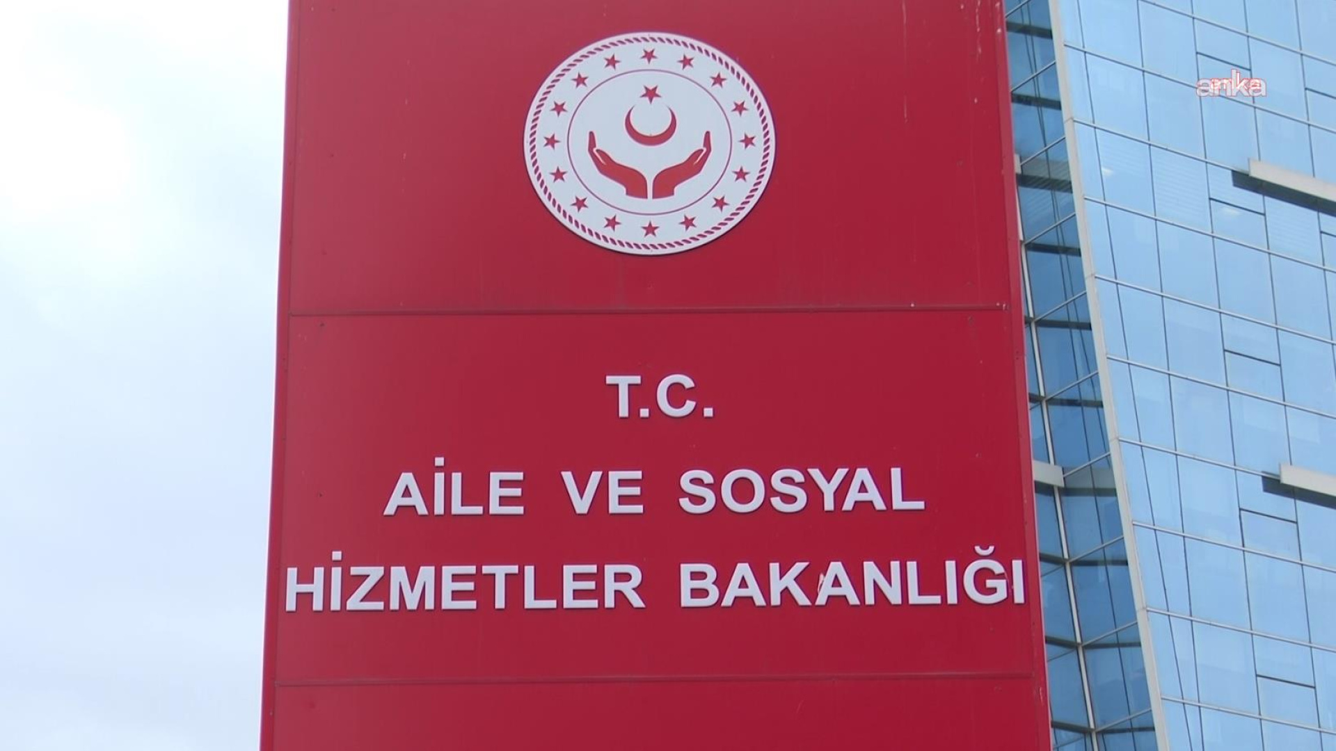 Aile ve Sosyal Hizmetler Bakanlığı'ndan darbedilen anneye destek