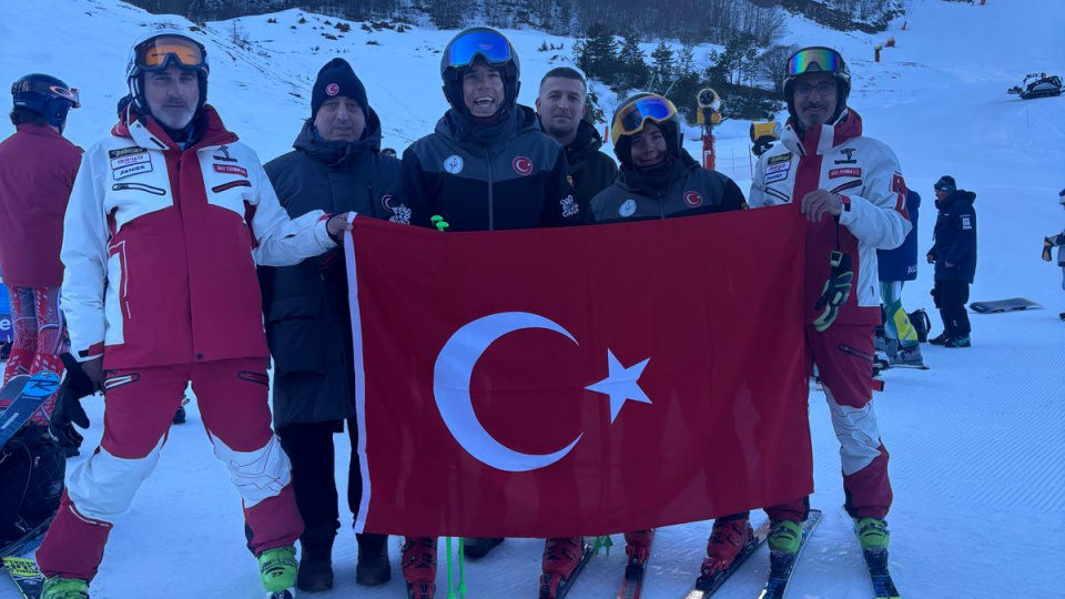 Otizmli ikiz kayakçılar madalyaları topladı!