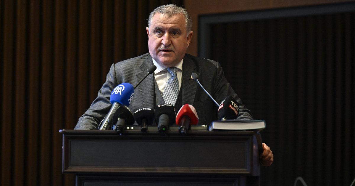 Fenerbahçe Opet'ye Gençlik Bakanı Osman Aşkın Bak tebrik