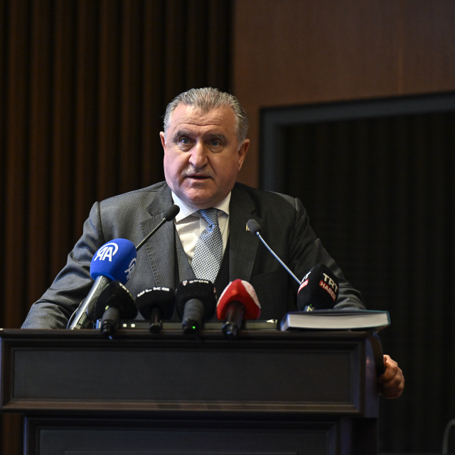 Bakan Bak’tan Fenerbahçe Opet'e tebrik mesajı!