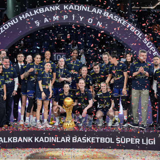 Şampiyon Fenerbahçe Opet, kupasını aldı!