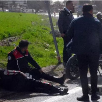 Otomobille polislere çarptı