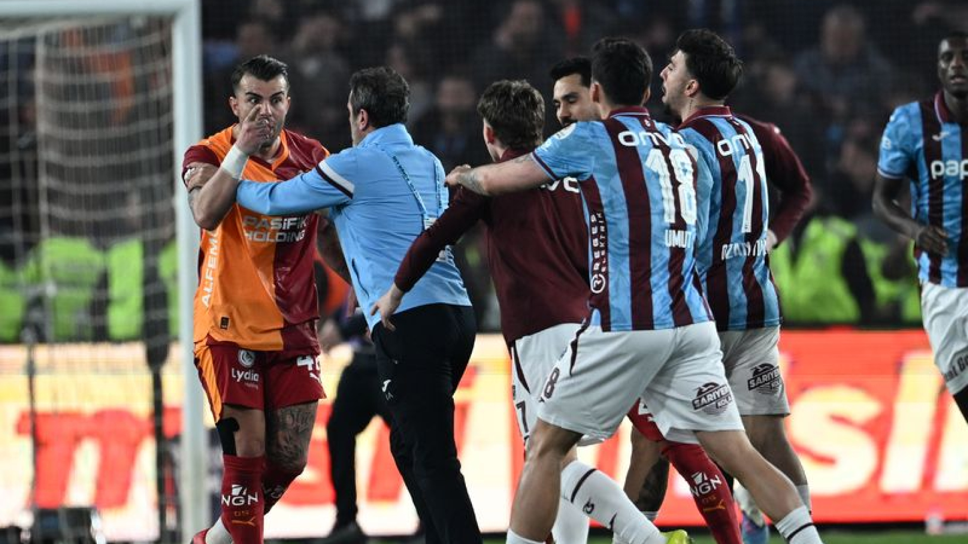 Trabzonspor-Galatasaray Maçı Sonrası Saha Karıştı, Abdülkerim Bardakcı Kırmızı Kart Gördü