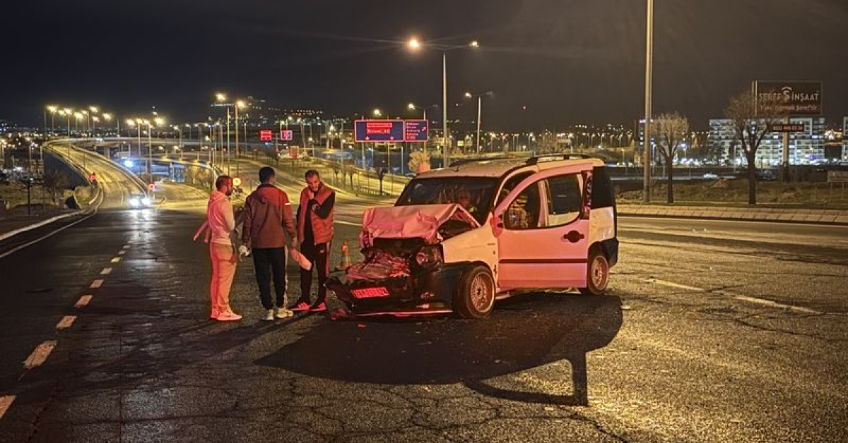 Minibüse çarpan araçta 6 yaralı