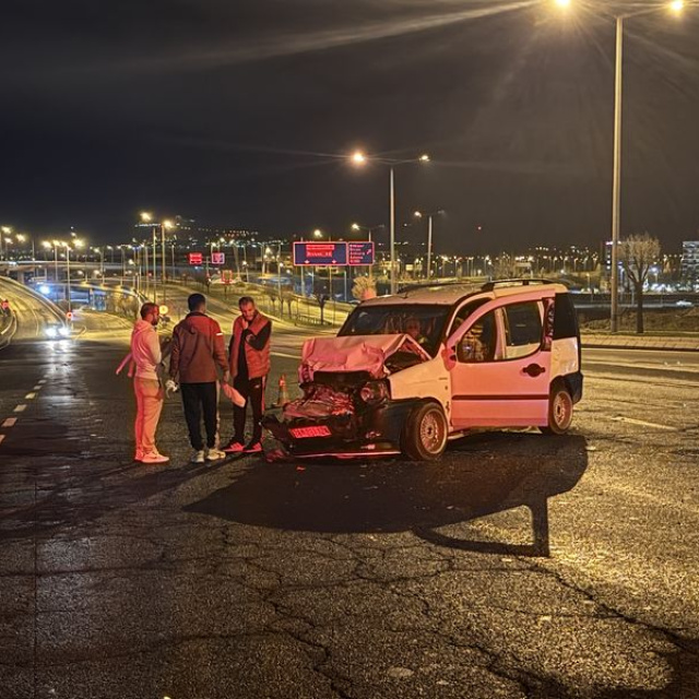 Arızalanan minibüse çarpan araçta 6 yaralı