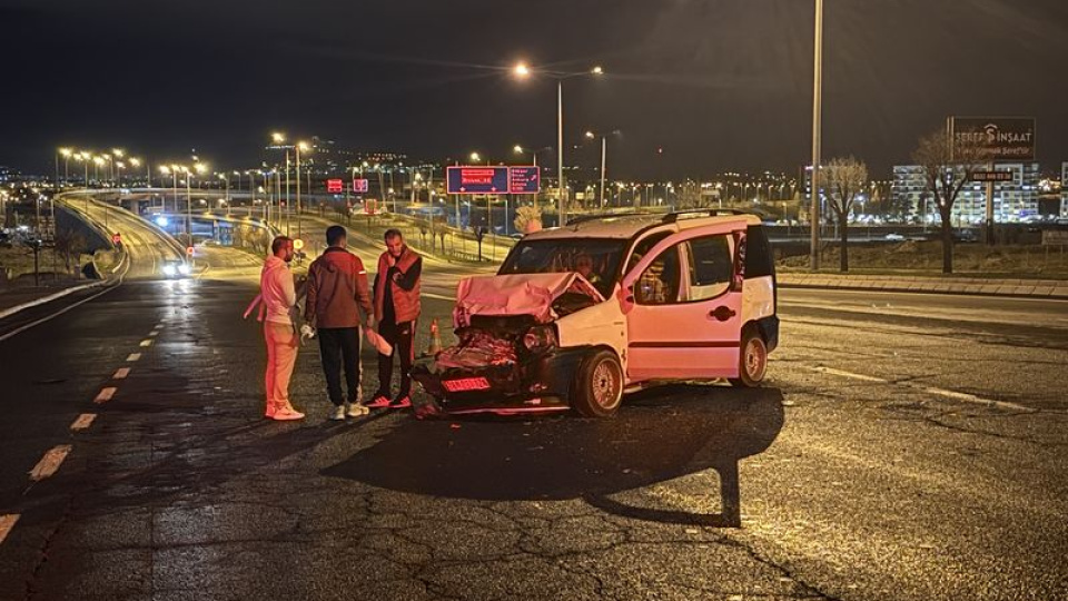 Arızalanan minibüse çarpan araçta 6 yaralı